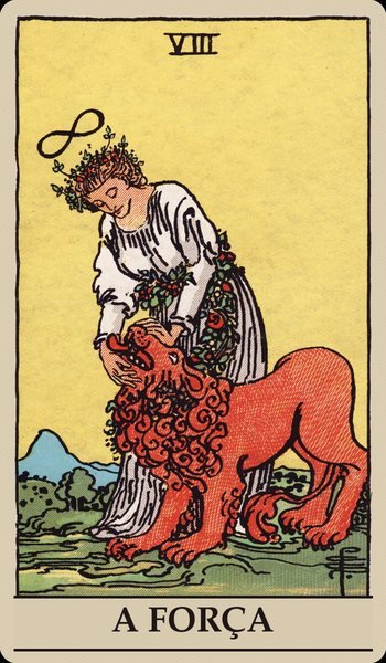 A Força no baralho Rider-Waite de 1909: mulher de branco com uma grinalda de flores a fechar suavemente a boca de um leão, com o sinal do infinito sobre a cabeça